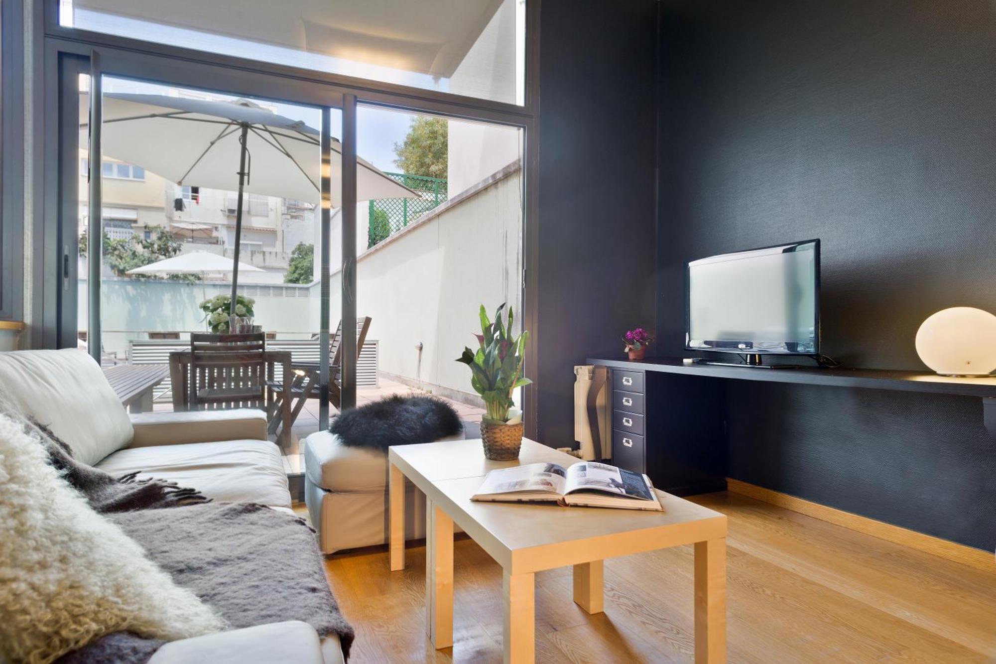 My Space Emirates - Bright In Gracia With Shared Pool Apartament