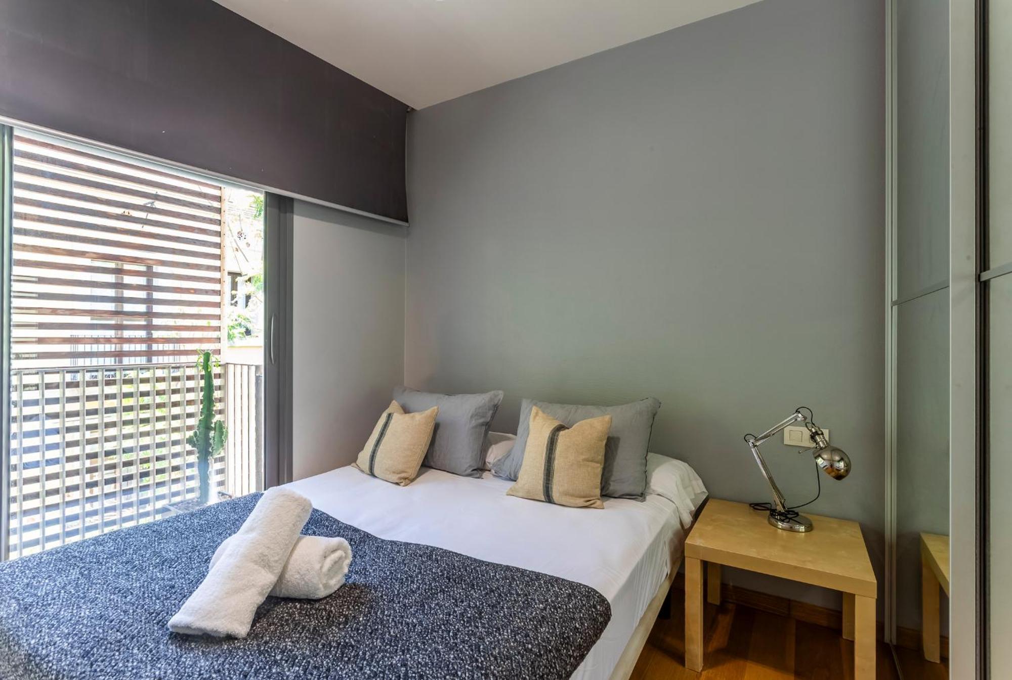 My Space Emirates - Bright In Gracia With Shared Pool Apartament
